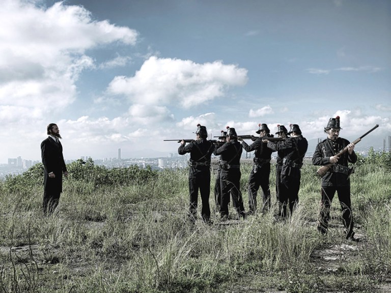 45 Enrique Méndez de Hoyos. “El fusilamiento de Maximiliano”, 2010. De la serie “Tiempo Sagrado”. C-print. 120x90 cms. jpg.jpg